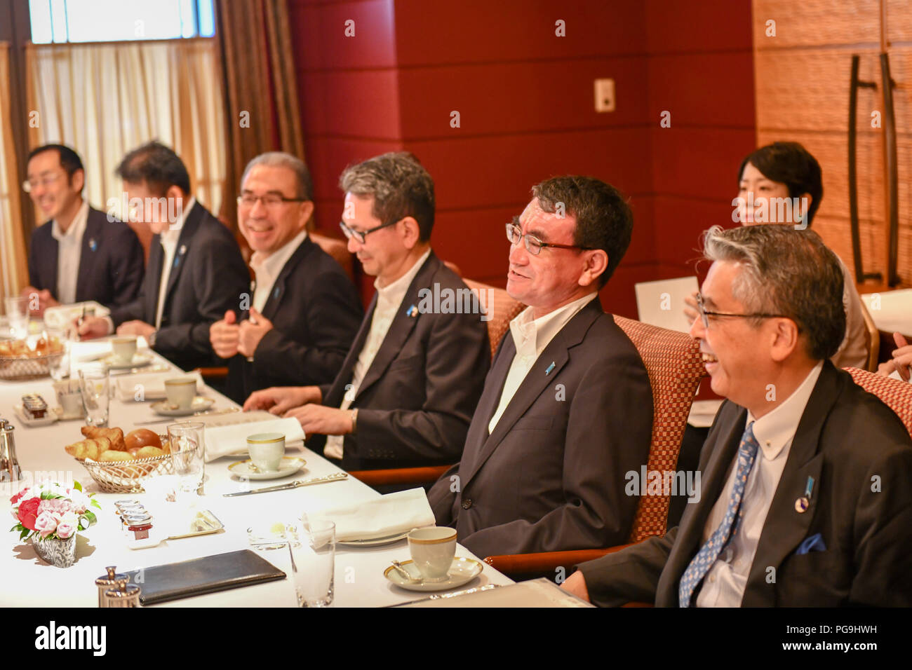 La délégation japonaise examinera des questions lors d'une rencontre entre la secrétaire d'État des États-Unis, Michael R. Pompeo Tarō Kōno Ministre japonais des affaires étrangères à Tokyo, Japon, le 7 juillet 2018. Banque D'Images
