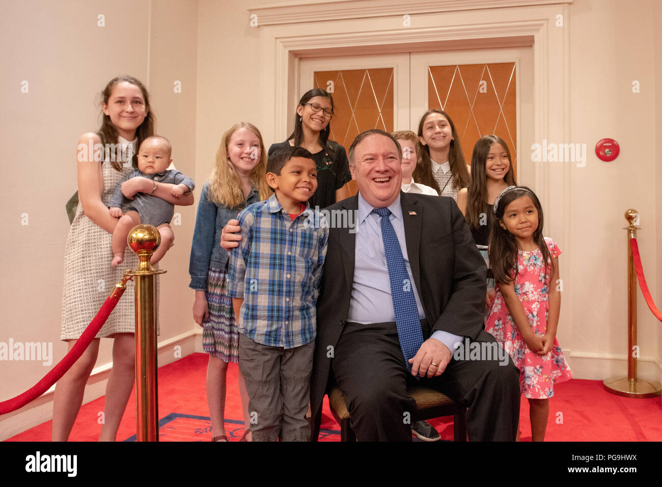 La secrétaire d'État des États-Unis, Michael R. Pompeo rencontre avec le personnel de l'ambassade des États-Unis et de leur famille le 8 juillet 2018 à Hanoï, au Vietnam. Banque D'Images