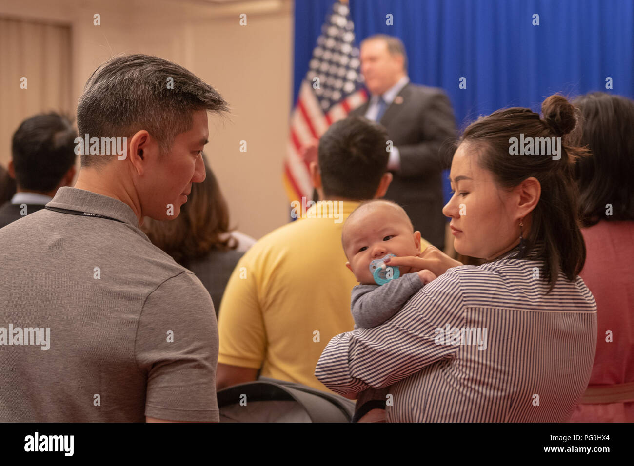 La secrétaire d'État des États-Unis, Michael R. Pompeo rencontre avec le personnel de l'ambassade des États-Unis et de leur famille le 8 juillet 2018 à Hanoï, au Vietnam. Banque D'Images