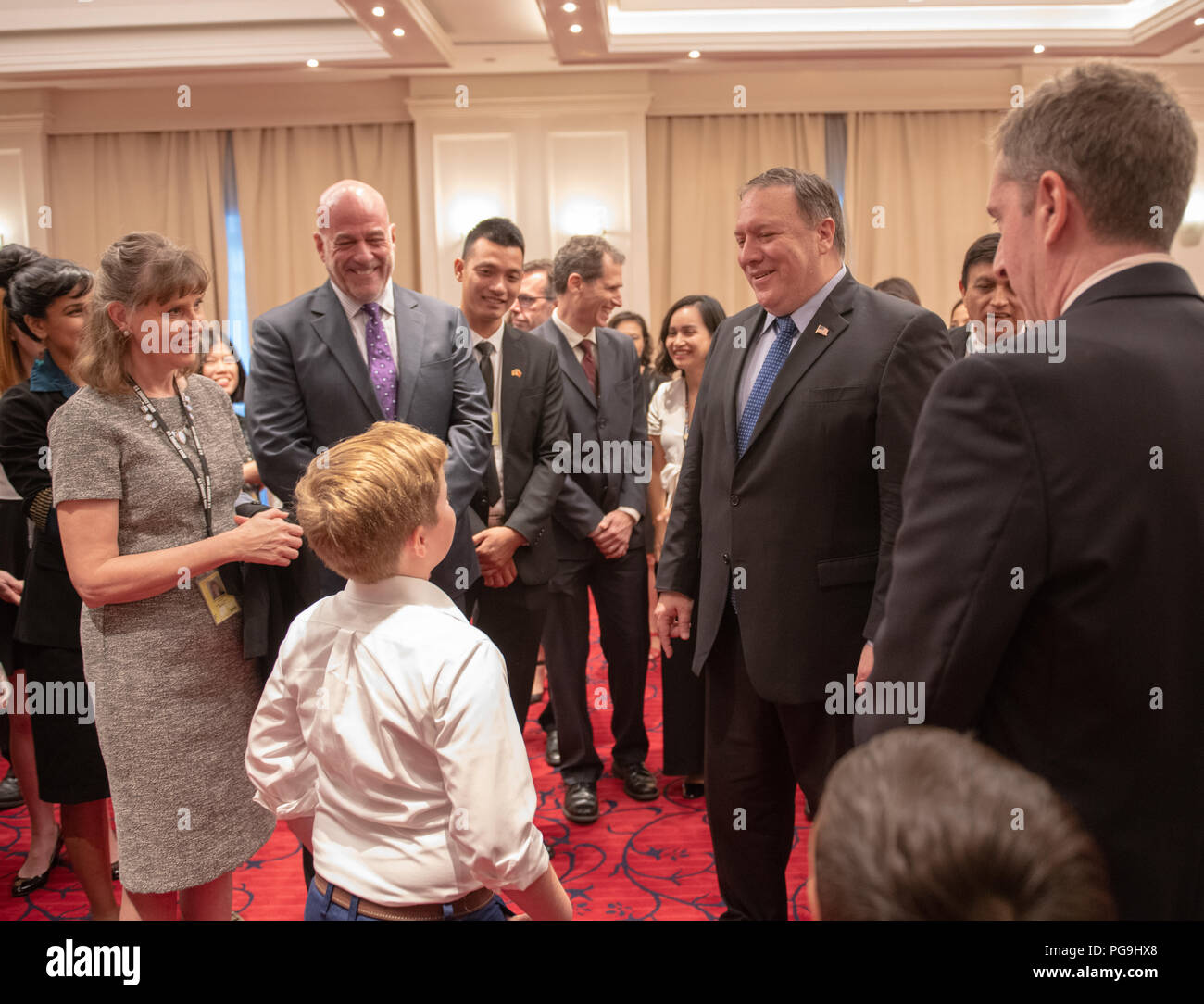 La secrétaire d'État des États-Unis, Michael R. Pompeo rencontre avec le personnel de l'ambassade des États-Unis et de leur famille le 8 juillet 2018 à Hanoï, au Vietnam. Banque D'Images