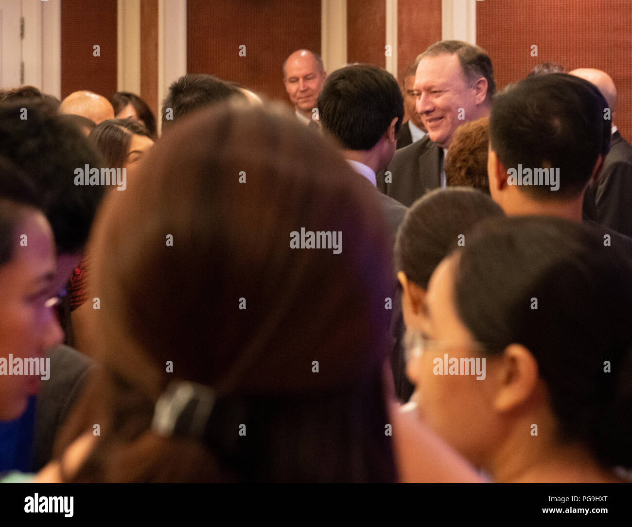 La secrétaire d'État des États-Unis, Michael R. Pompeo prononce une allocution suivie d'une réception avec soixante-cinq membres de la communauté d'affaires vietnamiens le 8 juillet 2018 à Hanoï, au Vietnam. Banque D'Images