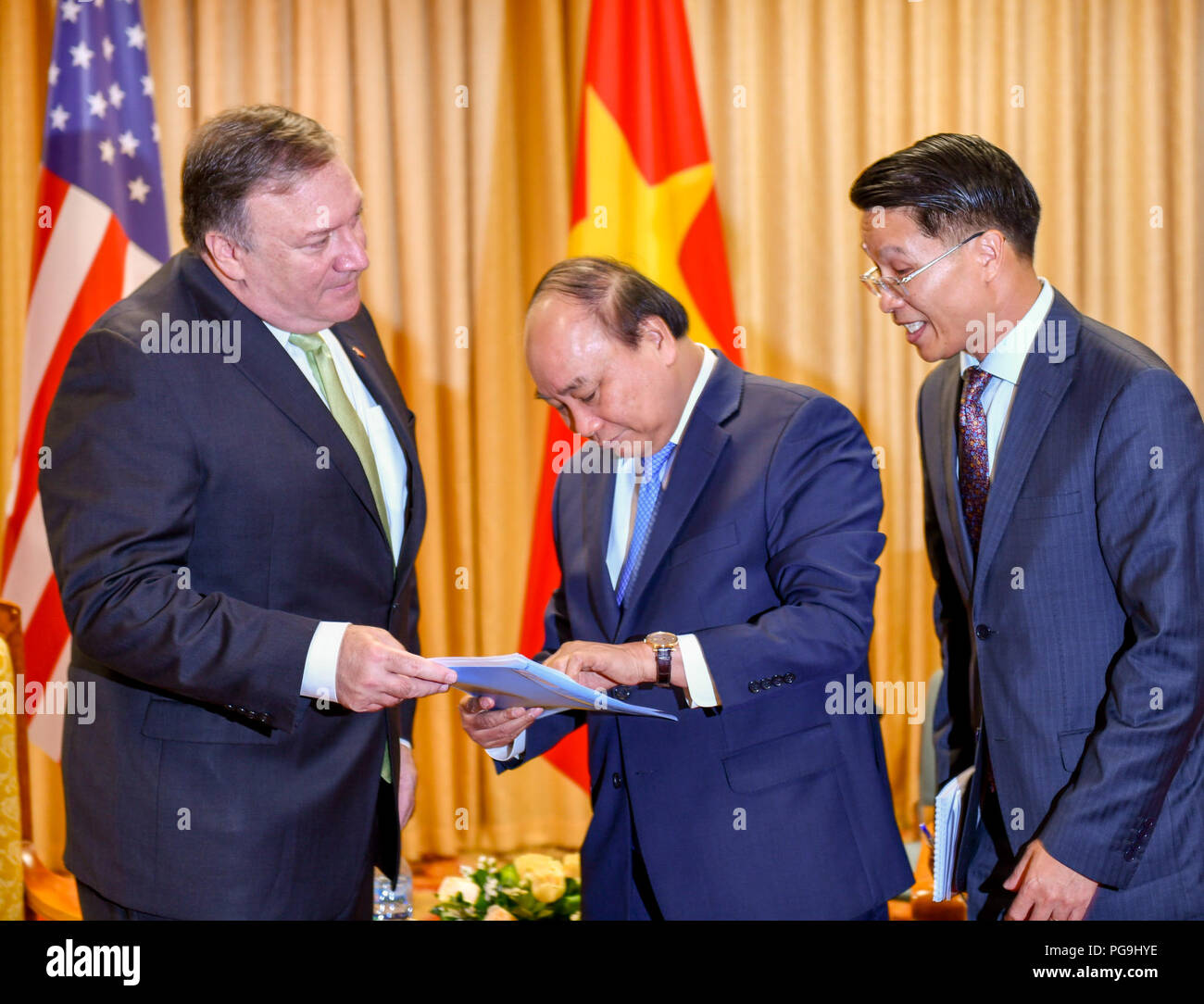 La secrétaire d'État des États-Unis, Michael R. Pompeo participe à un déjeuner de travail avec le Premier Ministre de la République socialiste du Vietnam Nguyen Xuan Phuc, le 8 juillet 2018 à Hanoï, au Vietnam. Banque D'Images
