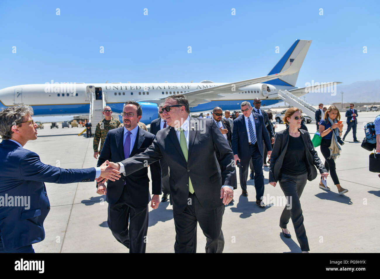 La secrétaire d'État des États-Unis, Michael R. Pompeo flanqué de l'Ambassadeur américain en Afghanistan John Bass personnel accueille à l'arrivée à l'aéroport de Bagram, le 9 juillet 2018. Banque D'Images