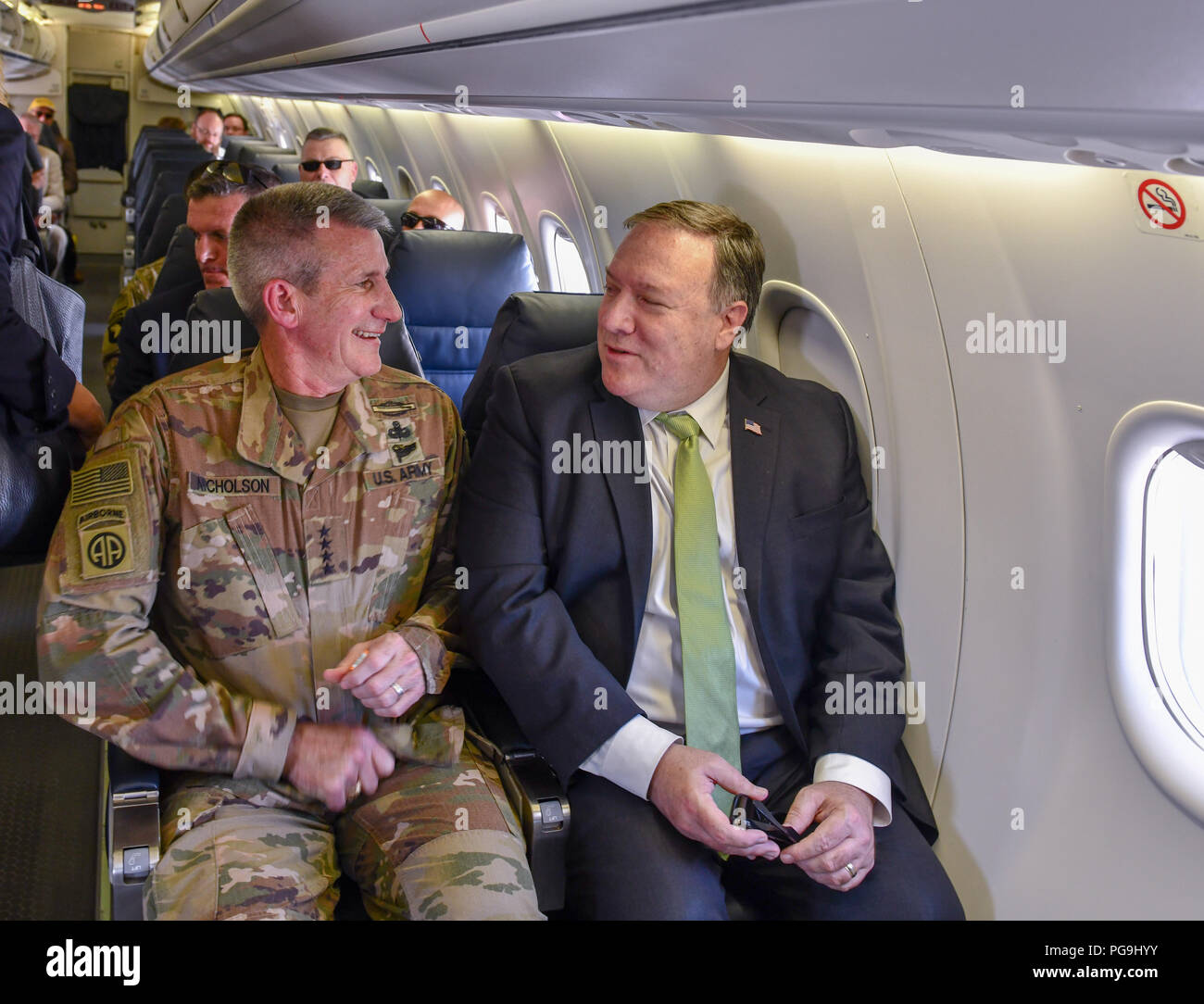 La secrétaire d'État des États-Unis, Michael R. Pompeo partage un siège avec le général John Nicholson en route vers Kaboul, Afghanistan, le 9 juillet 2018. Banque D'Images