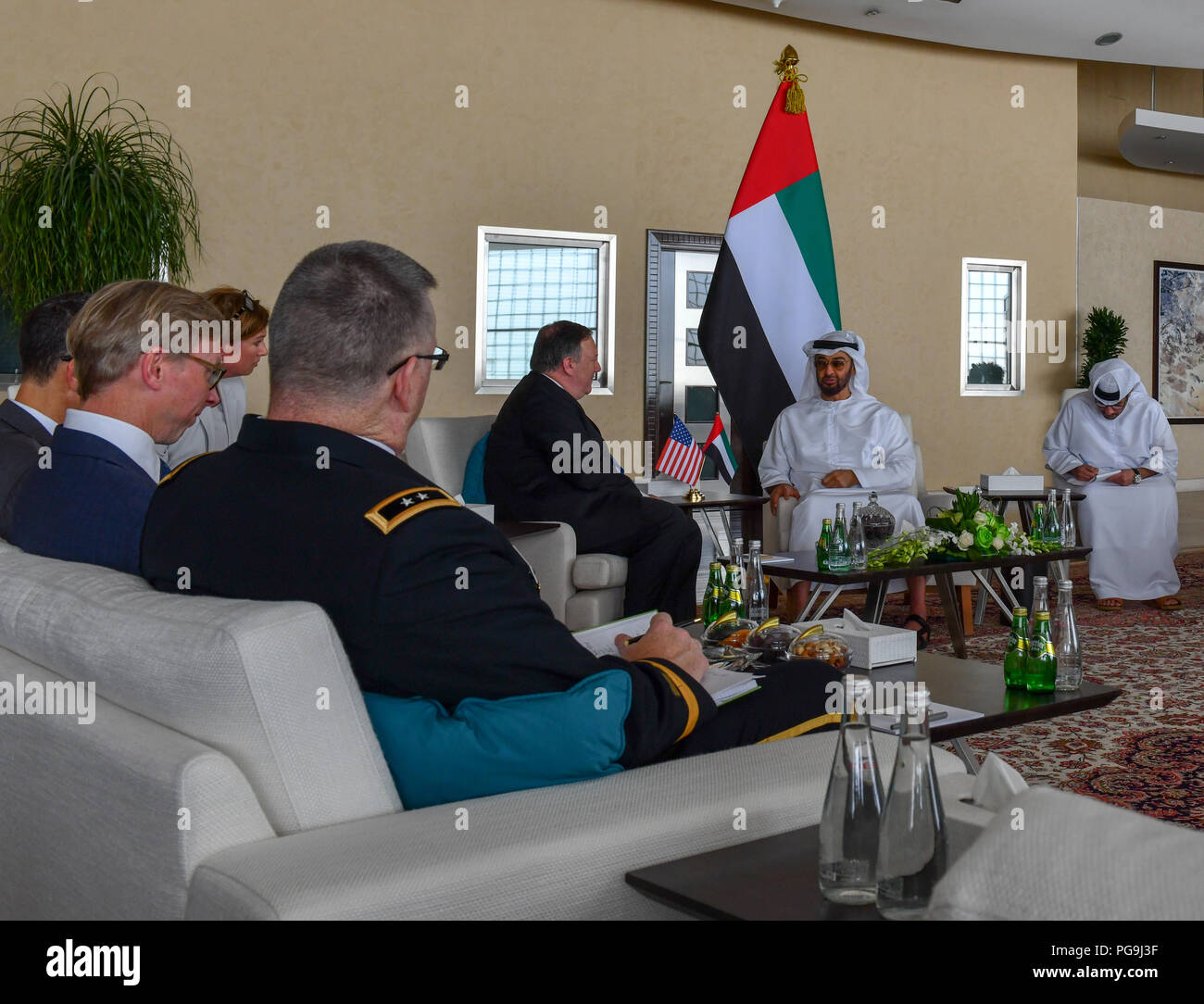 La secrétaire d'État des États-Unis, Michael R. Pompeo se réunit avec l'UAE. Le prince héritier Cheikh Mohammed bin Zayed Al-Nahyan, et le ministre des Affaires étrangères, cheikh Abdullah bin Zayed Al-Nahyan à Abu Dhabi, Émirats arabes unis le 10 juillet 2018. Banque D'Images