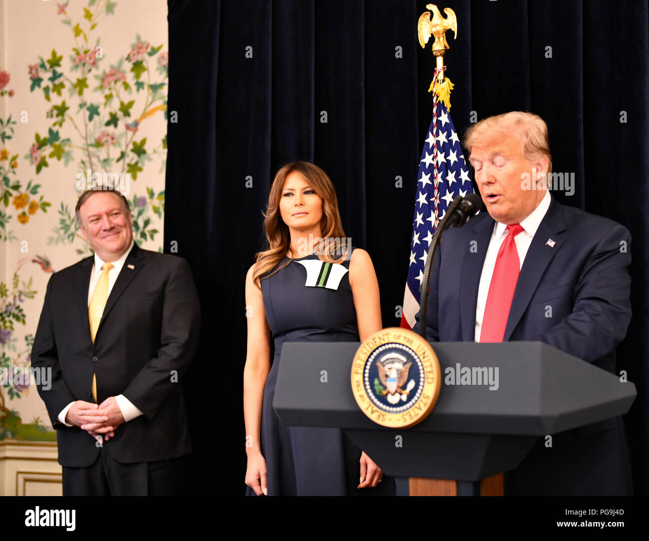 Le président Donald J. Trump flanquée de Première dame Melania Trump et secrétaire d'État des États-Unis, Michael R. Pompeo traite de Tri- Mission Bruxelles lors d'un meet-and-greet à Bruxelles, Belgique le 11 juillet 2018. Banque D'Images