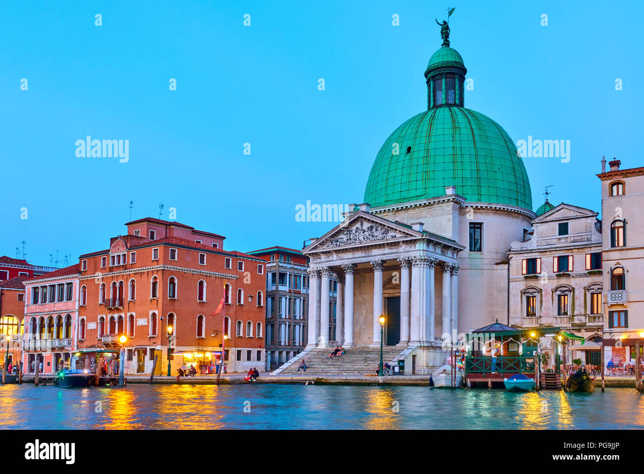 Vue sur le Grand Canal et l'église de San Simeone Piccolo à Venise, Italie Banque D'Images