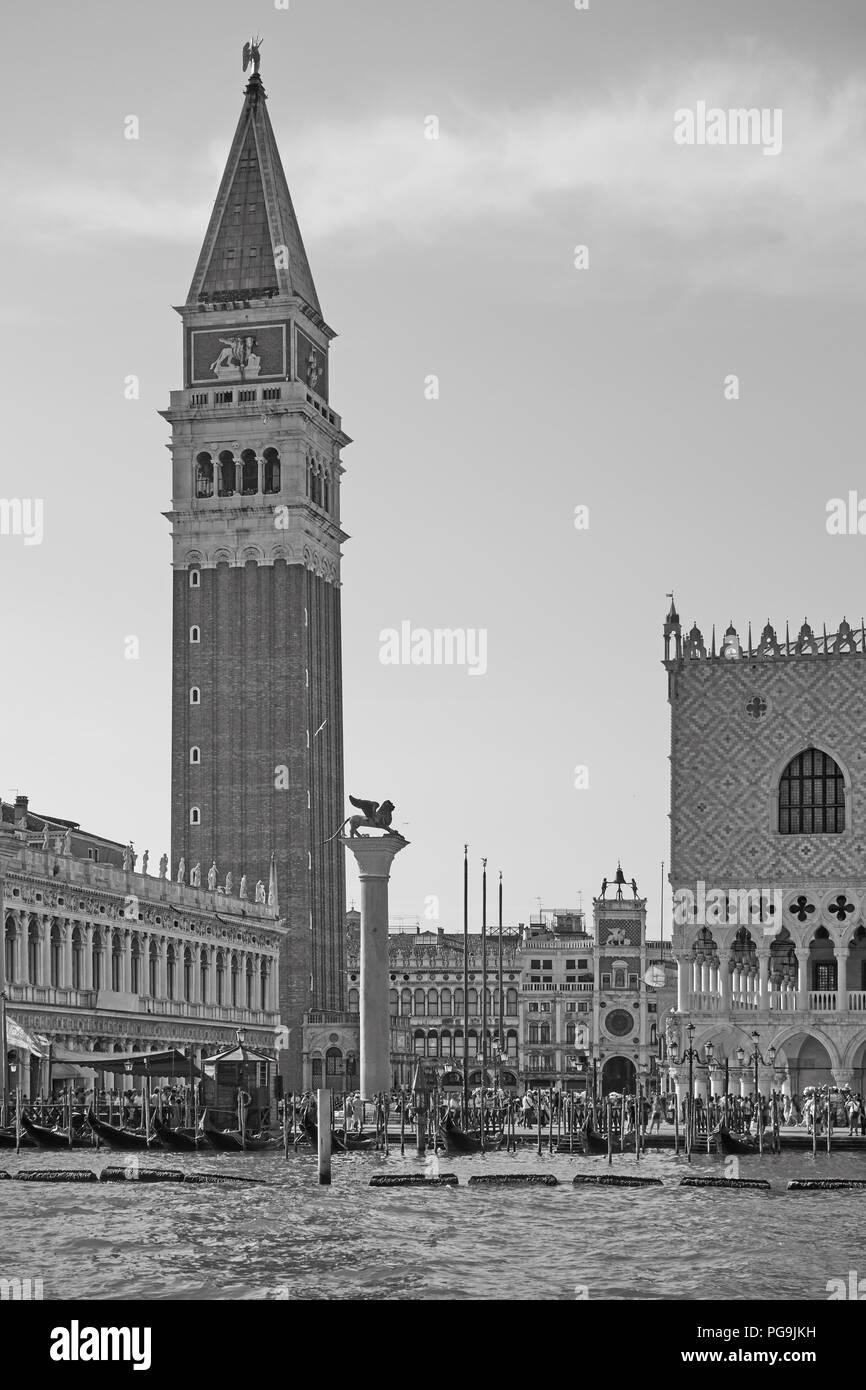 Le Palais des Doges et le Campanile de Venise, Italie. Le noir et blanc Banque D'Images