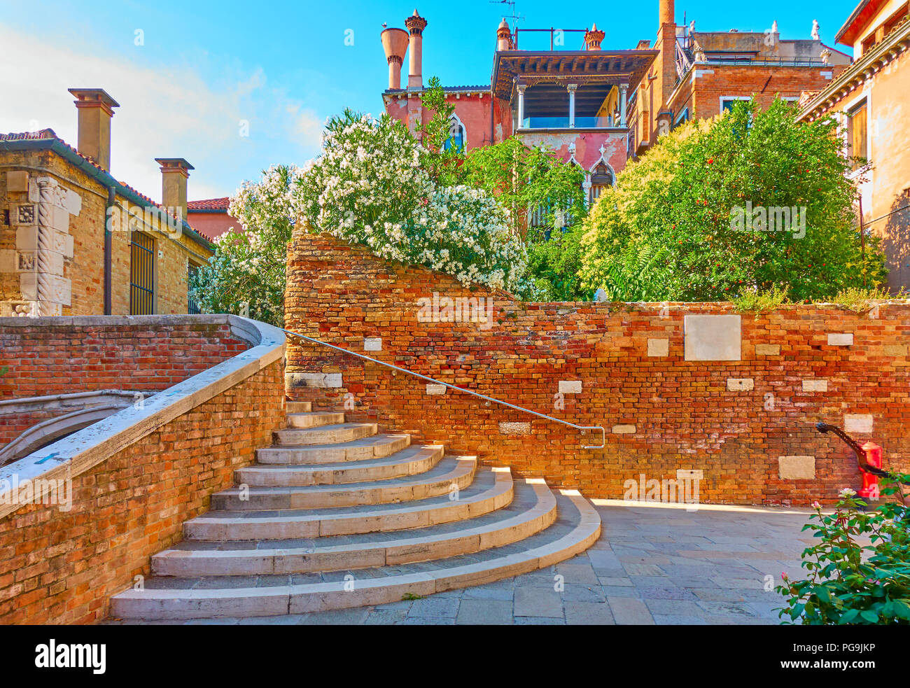 Architecture Vénitienne - arrondi escalier du pont et vieille maison avec jardin à l'arrière-plan, Venise, Italie Banque D'Images