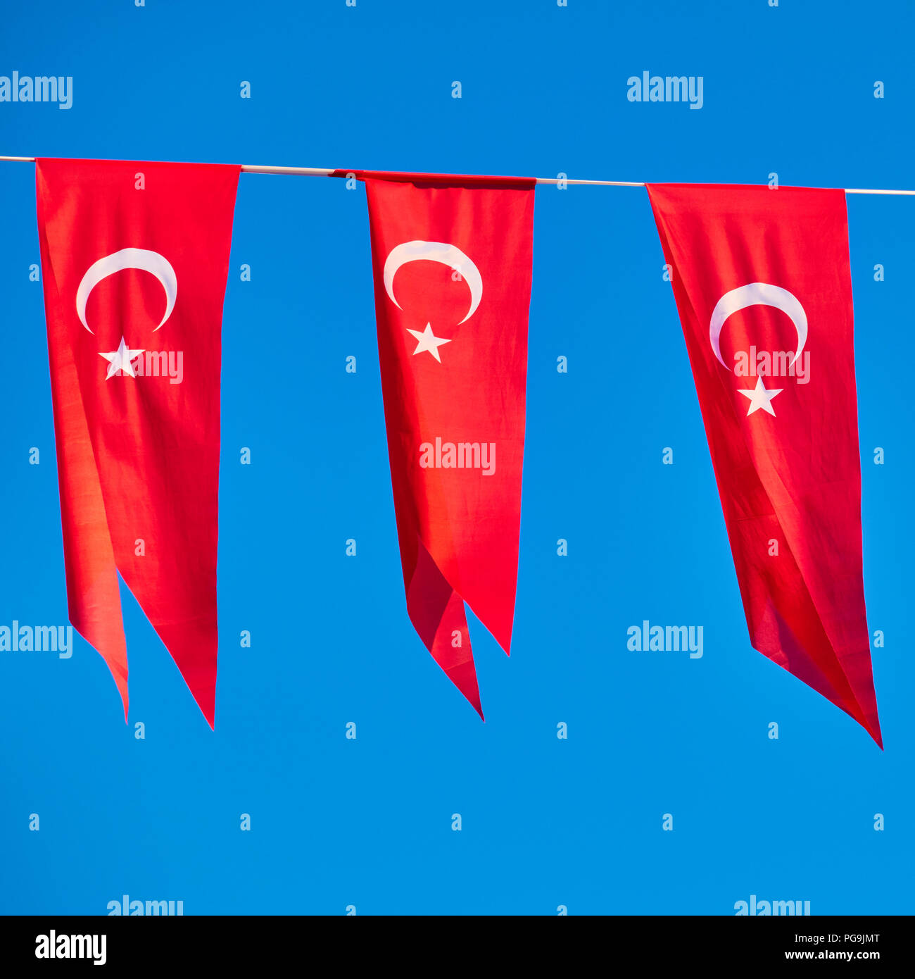 Petits drapeaux de la Turquie - Vacances petits drapeaux turcs dans une corde Banque D'Images