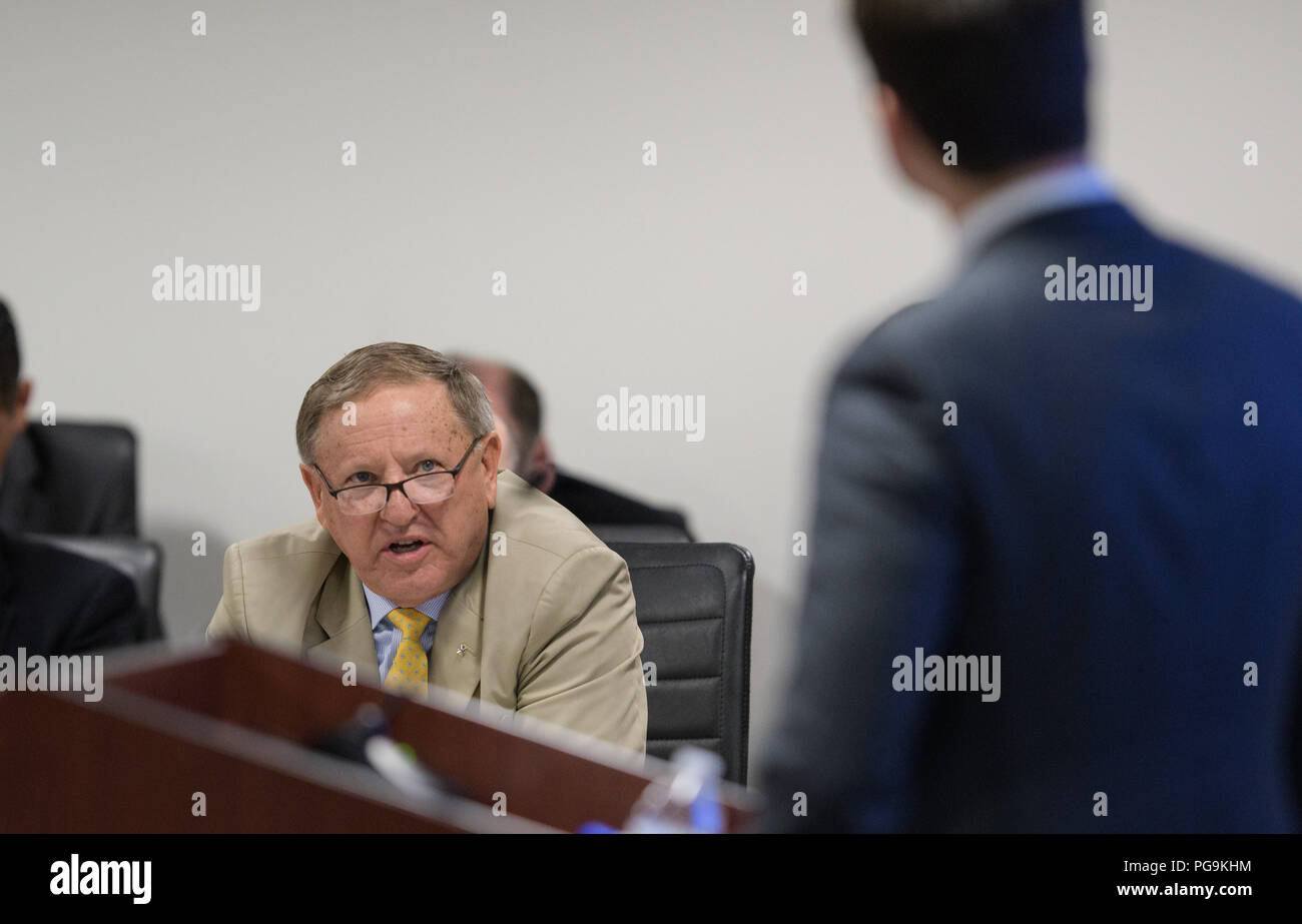 Stu Witt, fondateur de l'air et Mojave Spaceport et ancien président de la Commercial Spaceflight Federation, pose une question de la James du ministère du Commerce des Uthmeier au cours de la première réunion du Conseil national de l'espace Le Groupe consultatif des utilisateurs, le mardi 19 juin 2018 au siège de la NASA à Washington. Le Groupe consultatif des utilisateurs sera conseiller et informer le Conseil national de l'espace sur un large éventail de sujets, y compris l'aérospatiale l'impact des lois américaines et internationales et les règlements en matière de sécurité nationale, les priorités de l'espace, la science et l'exploration spatiale, les priorités et les façons de bols Banque D'Images