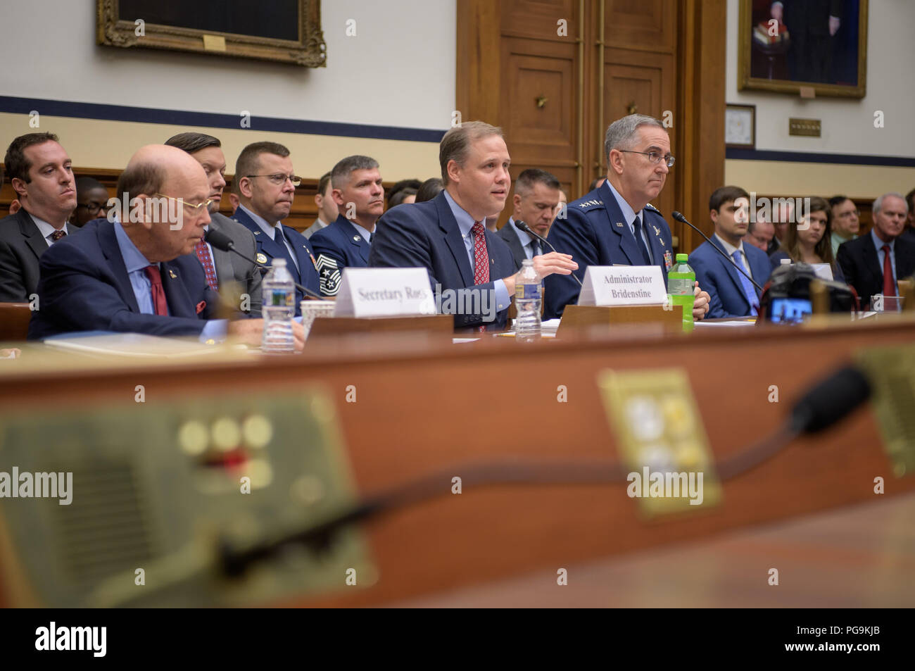 Secrétaire du Commerce Wilbur Ross, à gauche, l'administrateur de la NASA Jim Bridenstine, centre, et Commandant, Commandement stratégique américain, le général John Hyten témoigner devant le Sous-comité de la Chambre sur les forces stratégiques au cours d'une audition sur la situation spatiale : Perspectives de l'ensemble de l'administration sur les rôles et responsabilités, vendredi 22 juin 2018 à la maison de M. Rayburn Immeuble de bureaux à Washington. Banque D'Images