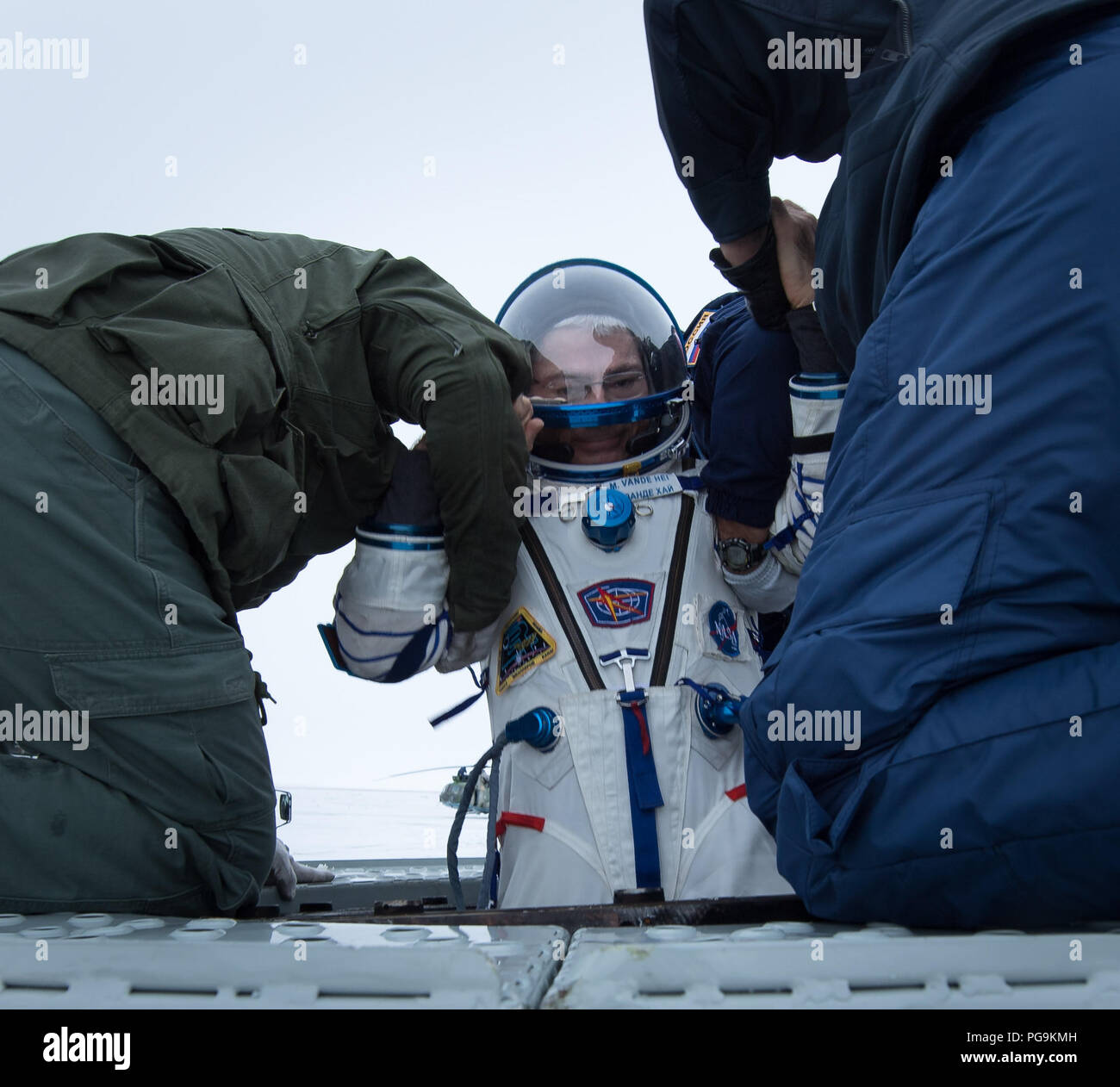 L'astronaute de la NASA Mark Vande Hei est aidé de l'engin spatial Soyouz MS-06 à seulement quelques minutes après qu'il, l'astronaute de la NASA Joe Acaba, et du cosmonaute russe Alexander Misurkin a atterri dans une région isolée près de la ville de Zhezkazgan, le Kazakhstan le mercredi 28 février, 2018 (27 février de l'Est.) Acaba, Vande Hei, et Misurkin reviennent après 168 jours dans l'espace où ils ont servi en tant que membres de l'Expédition 53 et 54 équipages à bord de la Station spatiale internationale. Banque D'Images