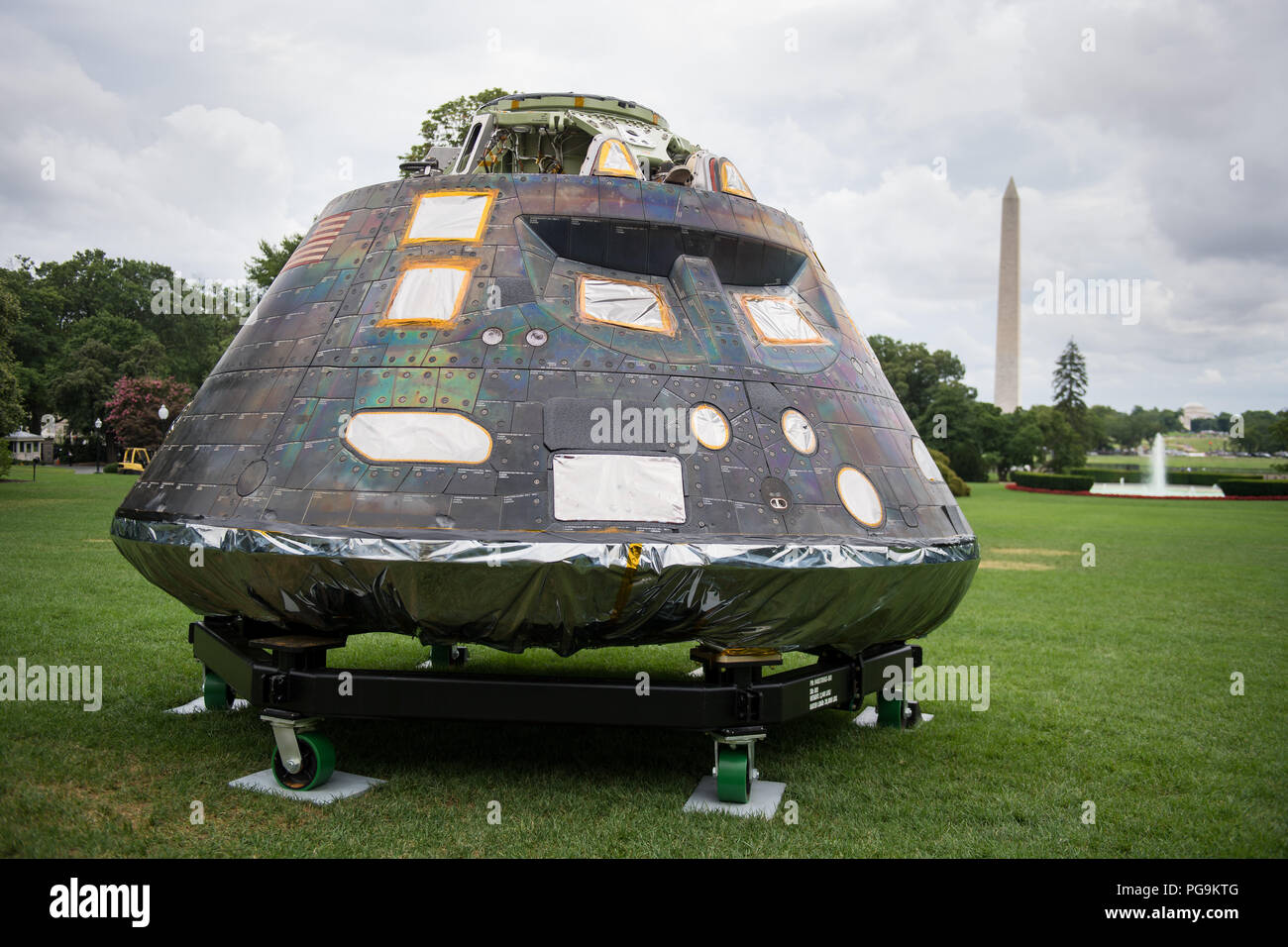 Vaisseau spatial Orion de la NASA qui flottait sur l'exploration Flight Test-1 le 5 décembre 2014, est vu sur la pelouse Sud de la Maison blanche au cours d'une présentation du produit fabriqué en Amérique, le lundi, 23 juillet 2018 à Washington. La NASA, Lockheed Martin, maître d'Orion, a commencé à fabriquer le module d'équipage d'Orion en 2011 et livré en juillet 2012 au Centre spatial Kennedy de la NASA où l'assemblage final, l'intégration et l'essai a été terminé. Plus de 1 000 entreprises dans tout le pays d'une fabrication ou d'éléments ont contribué à l'engin spatial. Banque D'Images