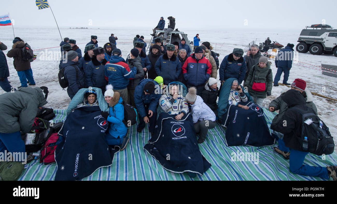 L'astronaute de la NASA Joe Acaba, gauche, le cosmonaute russe Alexander Misurkin, centre, et l'astronaute de la NASA Mark Vande Hei s'asseoir dans des chaises à l'extérieur de l'engin spatial Soyouz MS-06 après leur arrivée dans une région isolée près de la ville de Zhezkazgan, le Kazakhstan le mercredi 28 février, 2018 (27 février de l'Est.) Acaba, Vande Hei, et Misurkin reviennent après 168 jours dans l'espace où ils ont servi en tant que membres de l'Expédition 53 et 54 équipages à bord de la Station spatiale internationale. Banque D'Images