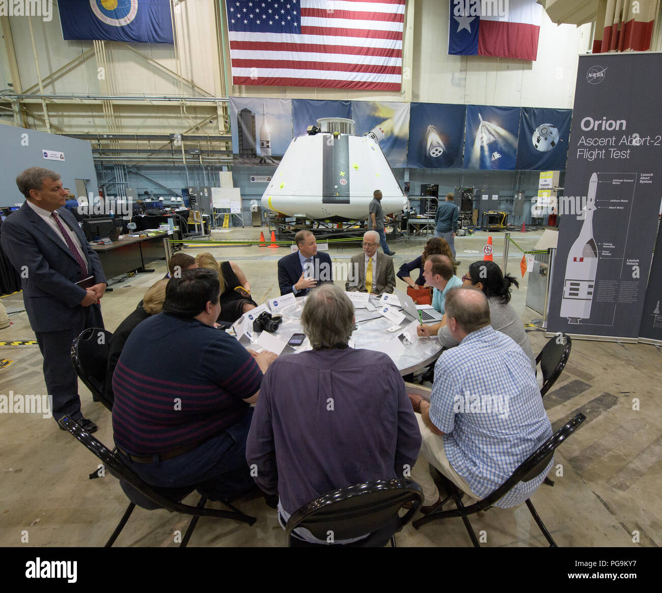 Bridenstine Administrateur de la NASA, Jim, assis à la gauche, et la NASA Johnson Space Center Réalisateur Mark Geyer, assis droit participer à une table ronde dans les médias avant de l'équipage d'essai capsule Orion pour l'ascension Abort-2 (AA-2), le jeudi, Août 2, 2018 au Centre spatial Johnson de la NASA à Houston, Texas. Banque D'Images