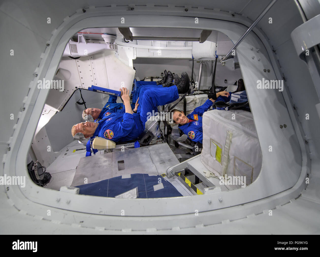 Les astronautes de la NASA Eric Boe, avant-plan gauche, et Nicole Mann, du premier plan à droite, le long de avec Boeing l'astronaute Chris Ferguson, l'arrière-plan, posent pour une photo à l'intérieur de la Maquette Boeing Formateur au Centre spatial Johnson de la NASA à Houston, Texas, le 2 août, 2018 d'avance sur l'équipe commerciale d'affectations vol 3 août annonce. Les trois ont été attribuées à lancer à bord du Boeing CST-100 15 sur son test en vol de l'équipage prévu pour la mi-2019 en partenariat avec l'équipage de la NASA Programme commercial. Banque D'Images