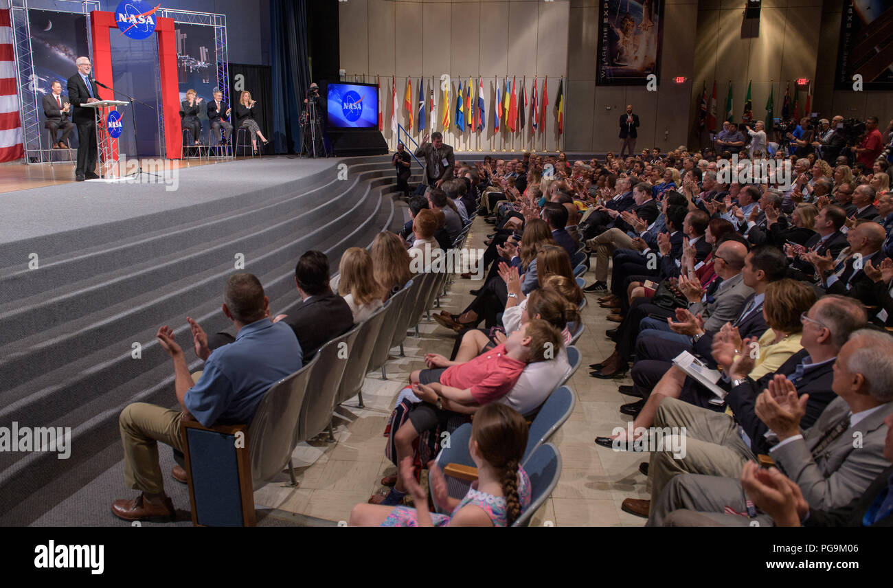 NASA Johnson Space Center Réalisateur Mark Geyer donne la parole durant un événement de la NASA annonçant les astronautes affectées à l'équipage, le premier des essais en vol et les missions de la CST-100 et Boeing Starliner SpaceX Dragon de l'équipage, le Vendredi, Août 3, 2018 au Centre spatial Johnson de la NASA à Houston, Texas. Banque D'Images