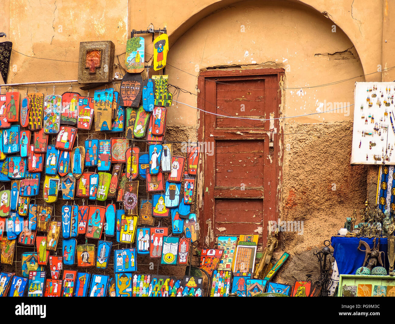 Vendeur de rue, la vente de l'artisanat à Marrakech Maroc Banque D'Images