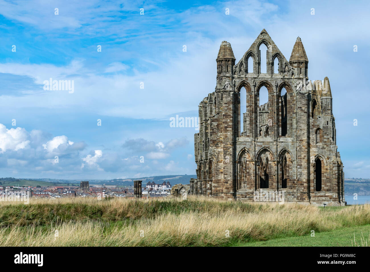 Vue sur les ruines de l'abbaye de Whitby, North Yorkshire Banque D'Images