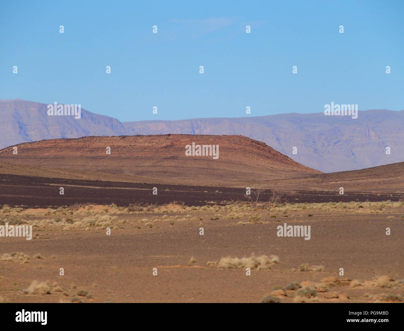 La beauté du désert de sable au Haut Atlas, Maroc paysages gamme vu de l'emplacement de l'Afrique près de Erfoud village avec ciel bleu clair en 2017 accueil chaleureux Banque D'Images