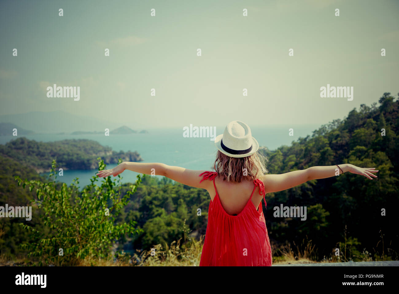 La jeune fille à la recherche de paysages spectaculaires à Fethiye Banque D'Images