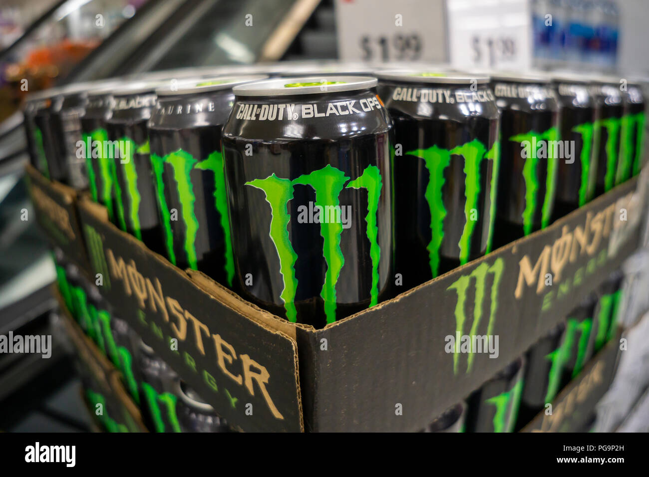 Un écran de canettes de boissons énergisantes marque Monster en vente dans  un magasin à New York le Mardi, Août 21, 2018. Les boissons Monster a  récemment indiqué que le bénéfice du
