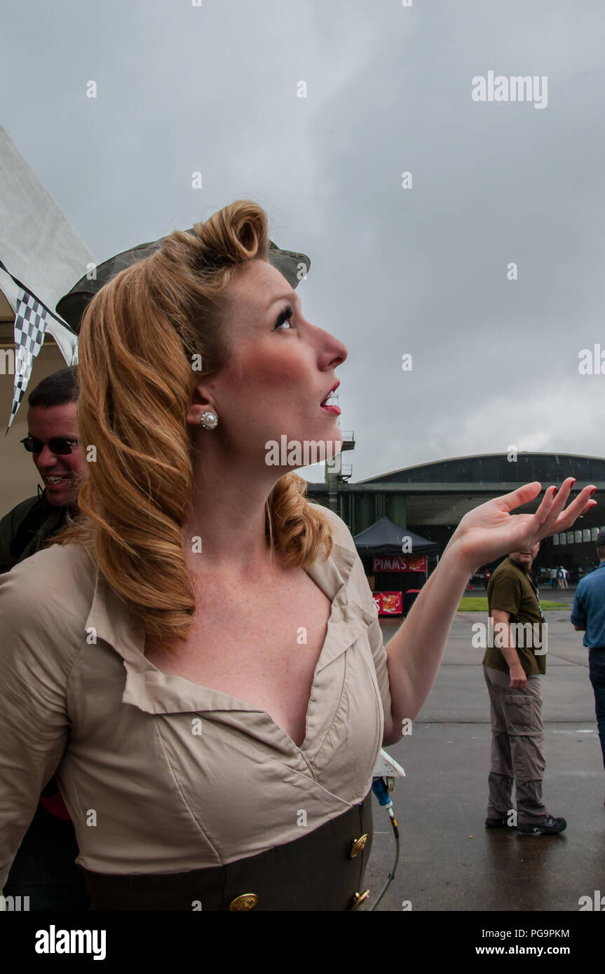 Chanteuse avec American girl Dolls Manhattan groupe contrôle de la météo anglaise avant un spectacle en plein air au meeting aérien de Duxford. Des nuages de pluie Banque D'Images