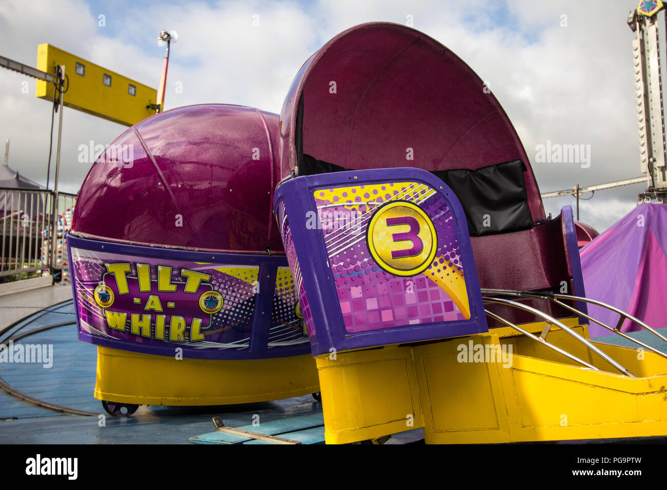 Cheboygan, Michigan, USA - 9 août 2018 : un tourbillon d'inclinaison carnival ride mis en place à la foire du comté de Cheboygan dans le nord de la péninsule inférieure du Michigan Banque D'Images