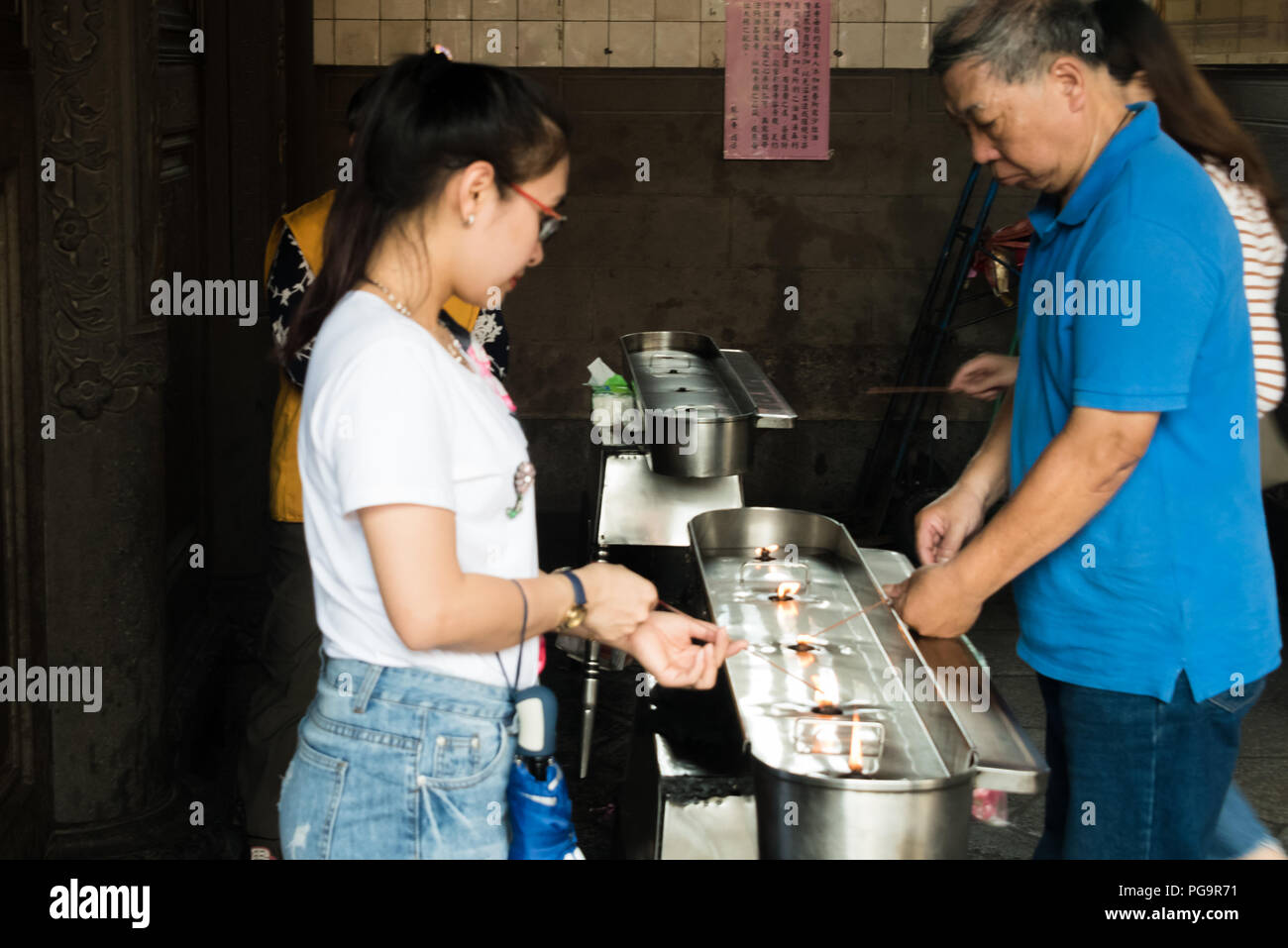 Son populaire destation tradition chinoise ébavurage de l'encens dans le Temple Lungshan Wanhua Taipei Taiwan Banque D'Images