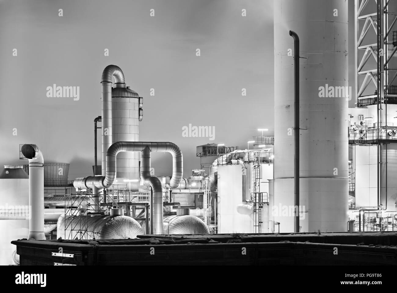 Détail de l'usine de produits chimiques avec beaucoup de vapeur en noir et blanc. Banque D'Images
