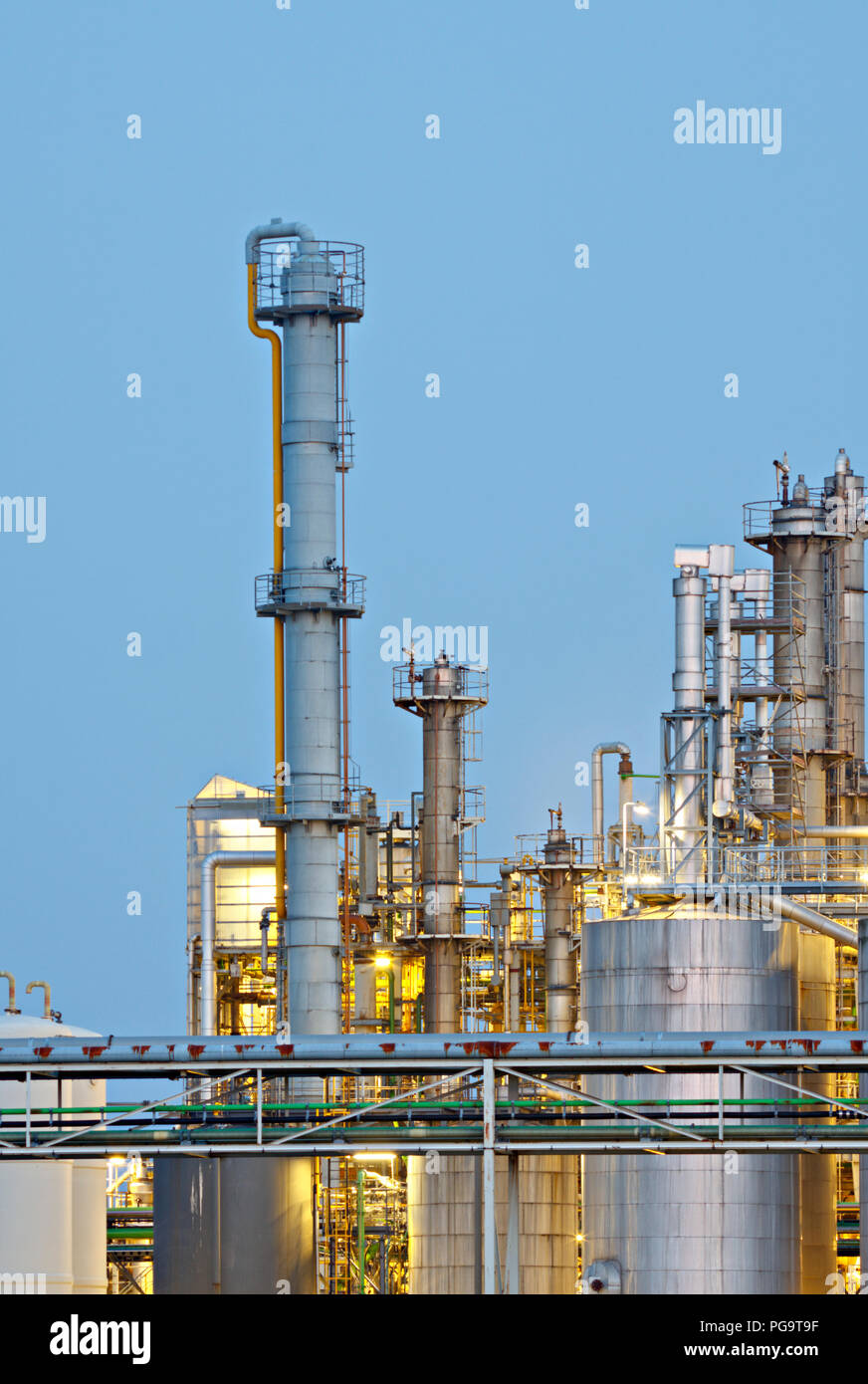 Détail tiré d'une usine de produits chimiques au début de l'heure bleue. Banque D'Images