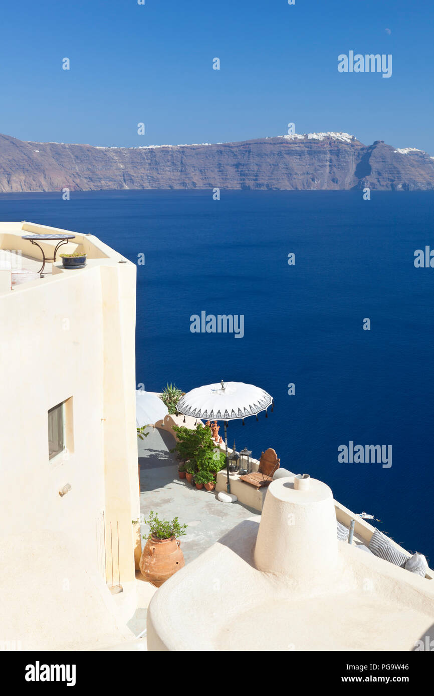 Une terrasse à Oia avec vue sur le bord du cratère de Santorin. Banque D'Images