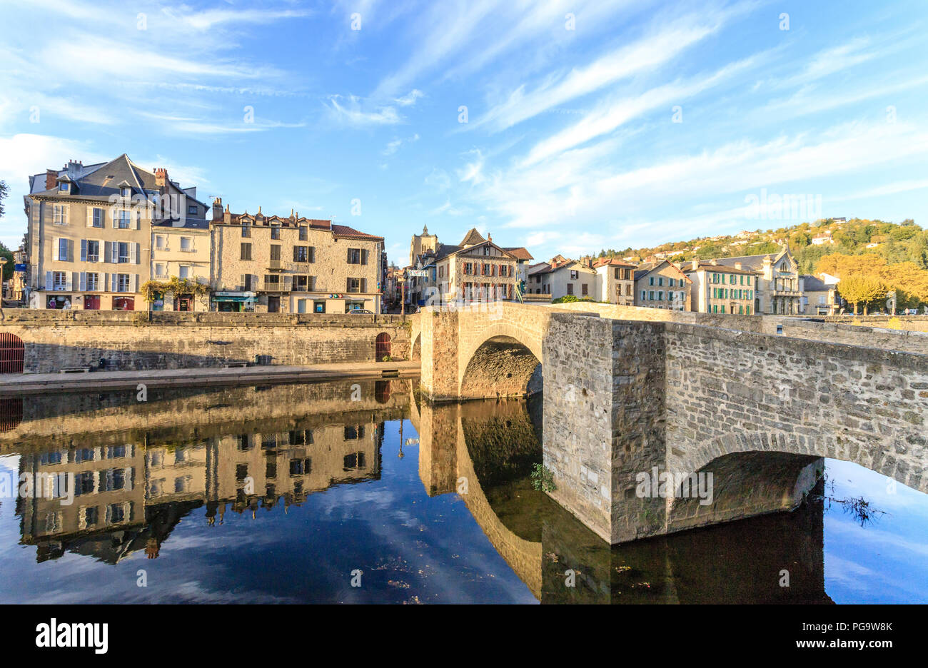 La France, l'Aveyron, Rouergue, Villefranche de Rouergue, arrêt sur El Camino de Santiago, le Pont des Consuls ou Pont-Vieux sur la rivière Aveyron // France, Ave Banque D'Images