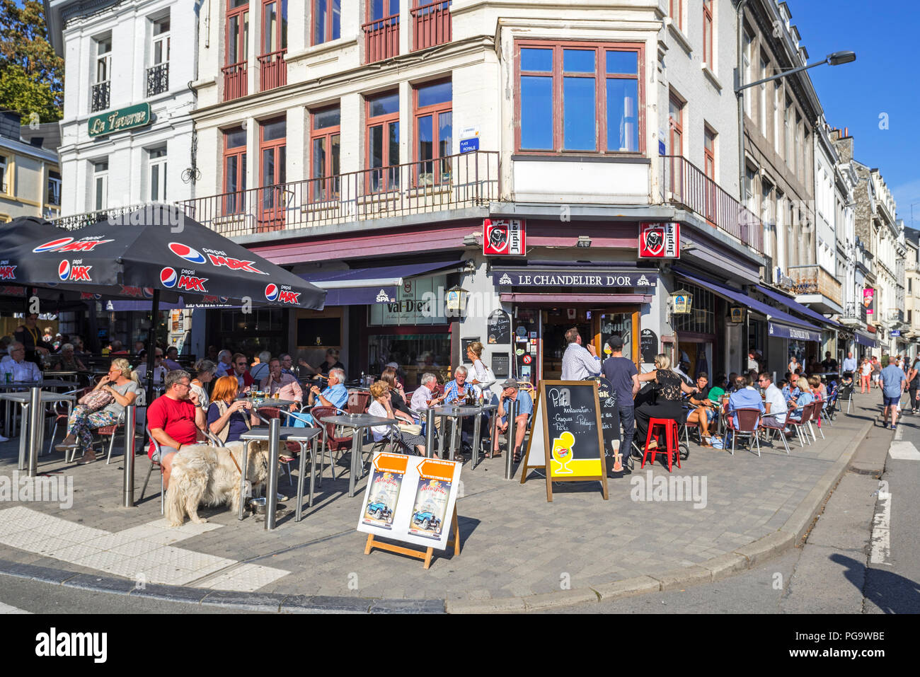 Les touristes appréciant la bière belge sur l'asphalte café en été dans la ville Spa, Liège, Belgique Banque D'Images