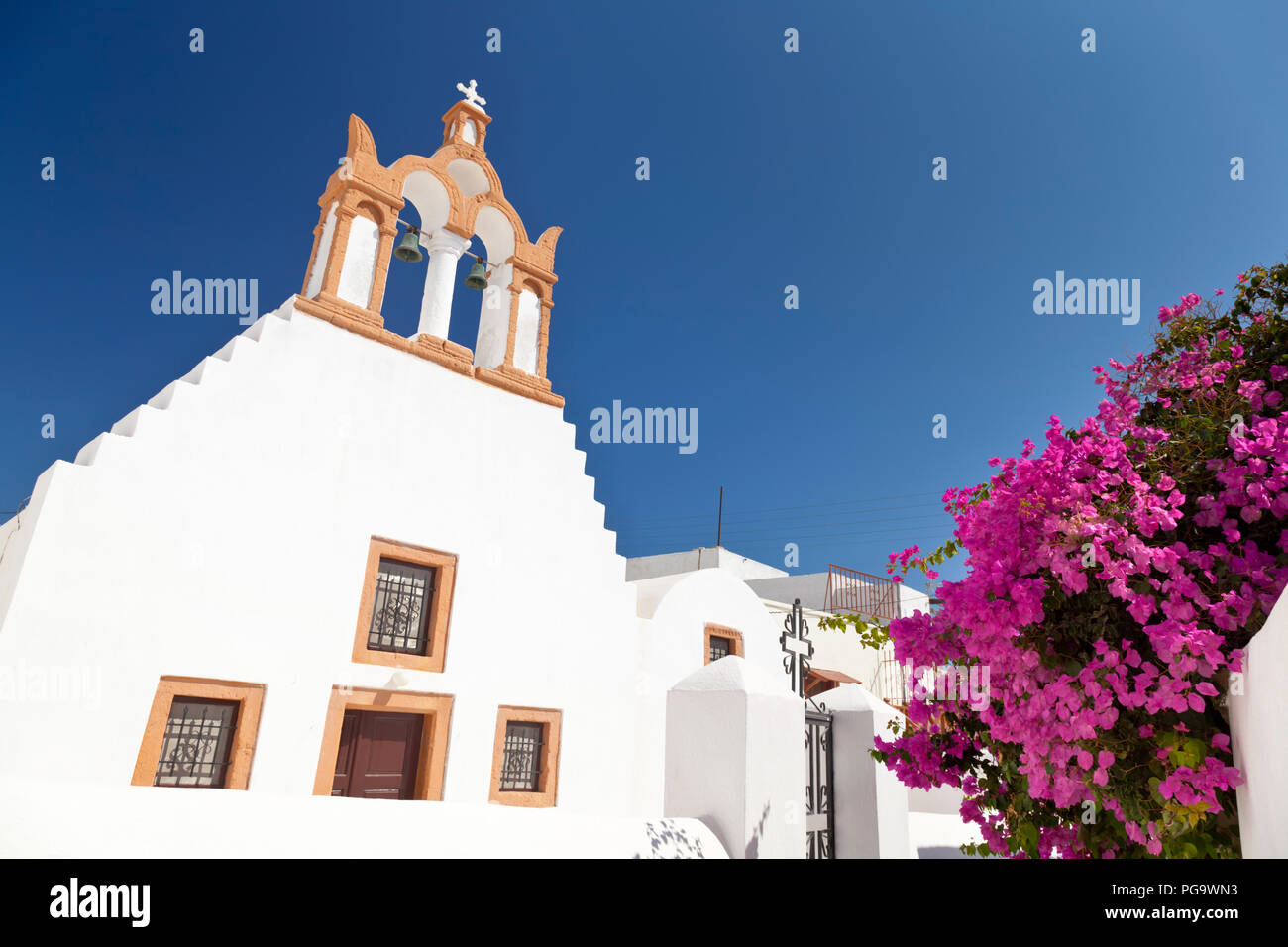 Une église à Emborio avec bougainvilliers colorés à Santorin. Banque D'Images