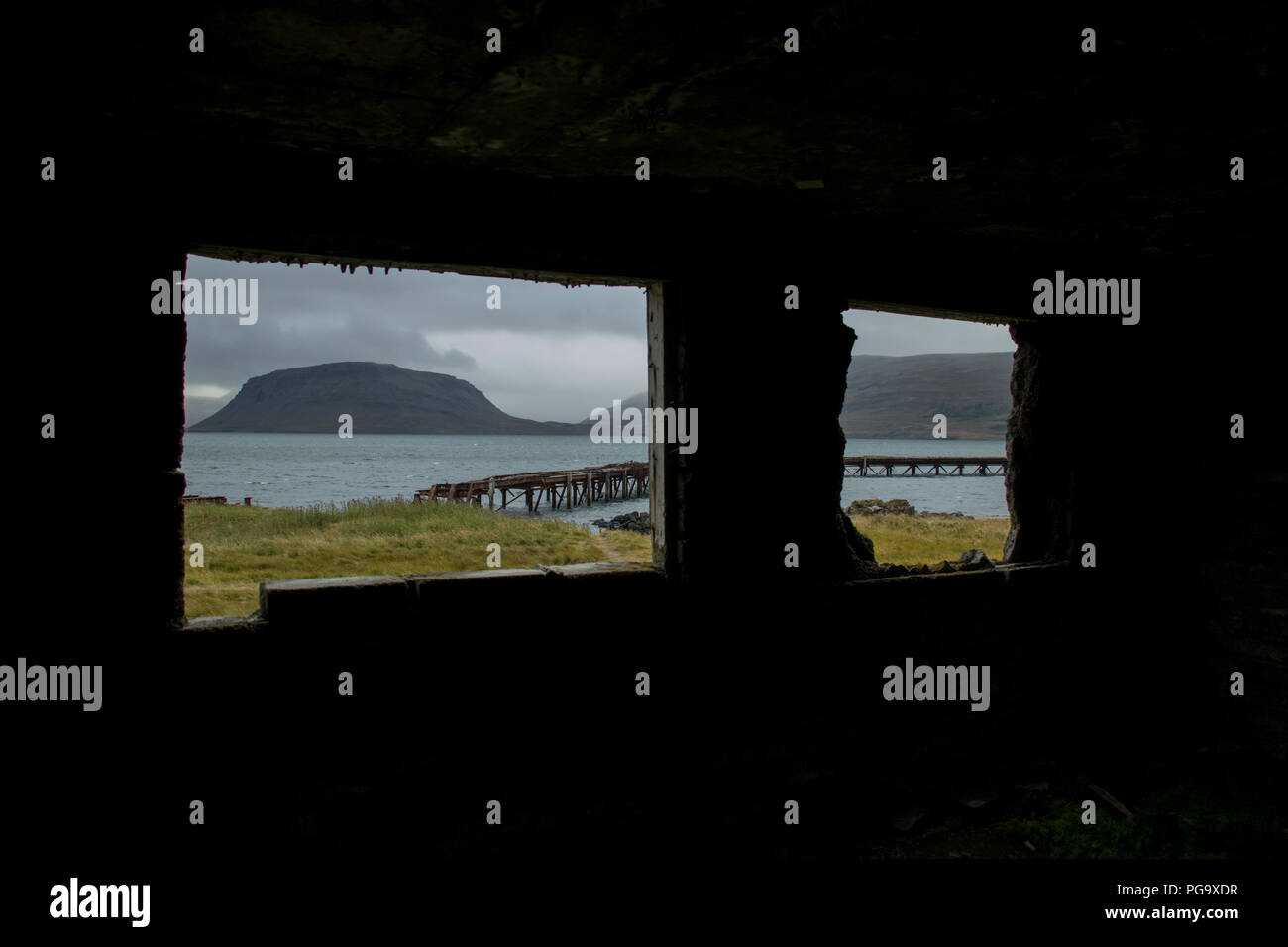 Vue artistique d'une fenêtre d'un paysage de montagne et de l'Islande. Le temps orageux avec montagnes et de nuages. Banque D'Images