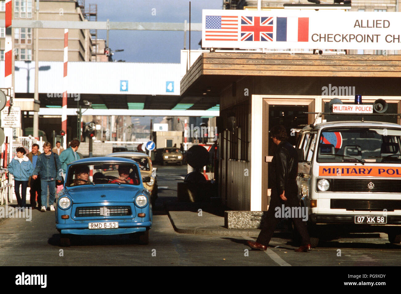 Les Allemands de l'Est conduisent leurs véhicules par Checkpoint Charlie comme ils profitent de l'assouplissement des restrictions de voyage pour visiter l'Allemagne de l'Ouest. Banque D'Images