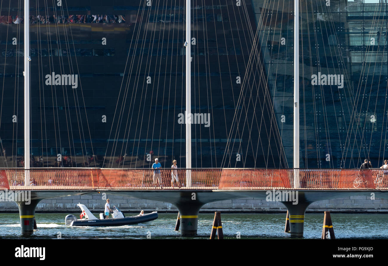 Les gens sur le pont (cercle) dans Copenhagn point de repère architectural, par l'artiste Olafur Eliasson, Banque D'Images