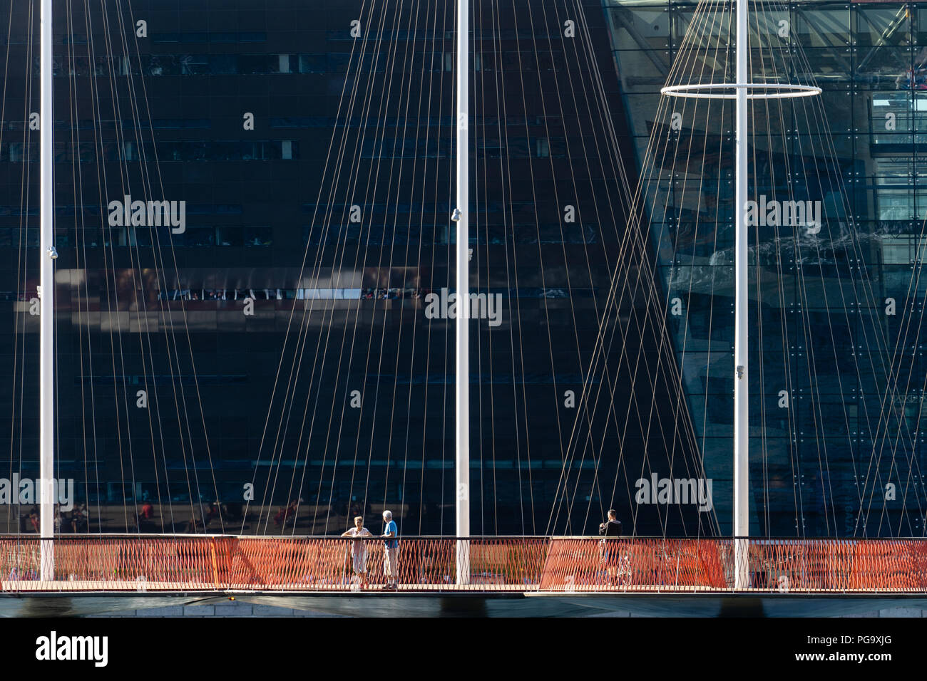 Les gens sur le pont (cercle) dans Copenhagn point de repère architectural, par l'artiste Olafur Eliasson, Banque D'Images