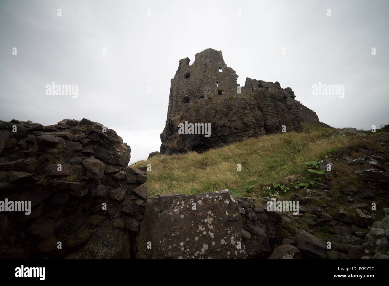 Les ruines d'un vieux château au bord d'une falaise, le château de Dunure, Carrick côte. Ruines du château (13e siècle) Banque D'Images