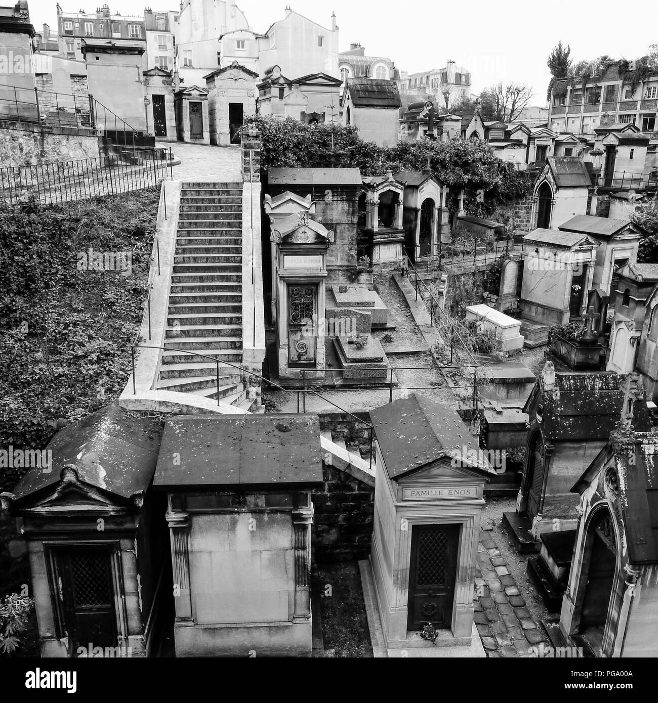 B&W vue sur place des rues de Paris en hiver, cimetière de Montmartre, Paris, Ile-de-France, France Banque D'Images