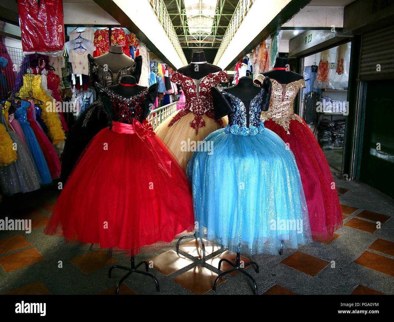 ANTIPOLO CITY, PHILIPPINES - le 16 août 2018 : robe du soir en exposition  dans un magasin Photo Stock - Alamy