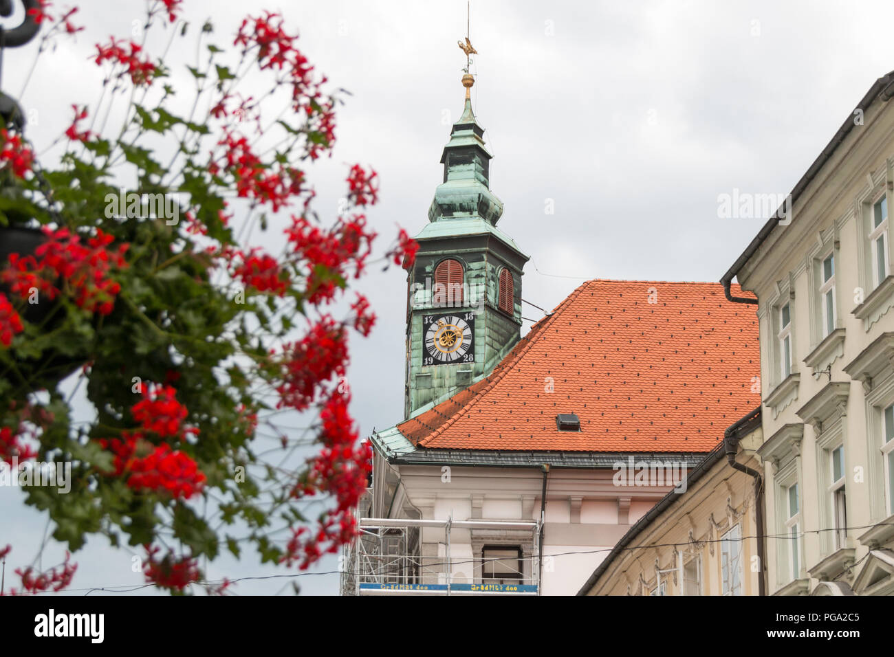 Ljubljana, Slovénie - 23 juillet 2018 : vue d'une des nombreuses églises dans le centre historique de la vieille ville de Ljubljana, Slovénie. Banque D'Images