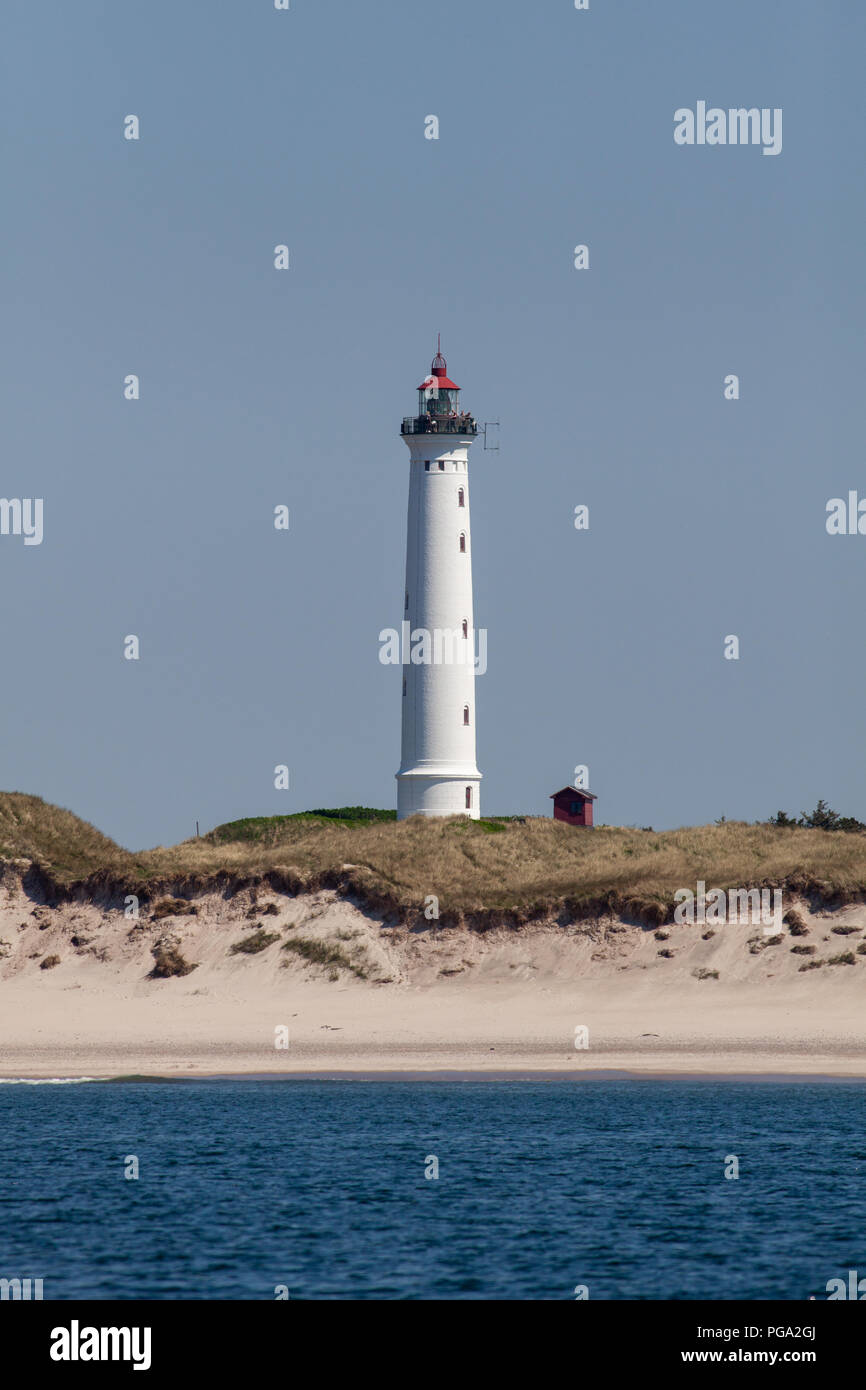 Les gens se tenant sur le haut de Lyngvig Lighthouse (Lyngvig Fyr) sur la côte ouest de la côte du Jutland au Danemark. Le phare a été construit en 1906 et a été le dernier construit le long de cette côte. Bien qu'il ne soit plus utilisé pour la navigation maritime, il a été construit à la suite d'un tragique accident en mer en 1903, où 24 marins ont perdu la vie. La lumière fut allumée pour la première fois le 3 novembre 1906. Banque D'Images