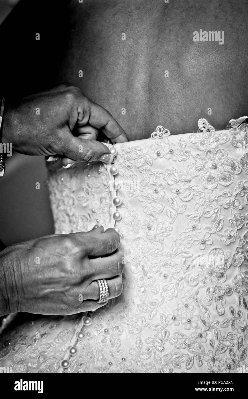 Noir et blanc élégant d'un brocart robe de mariage qui laisse les épaules à découvert Banque D'Images