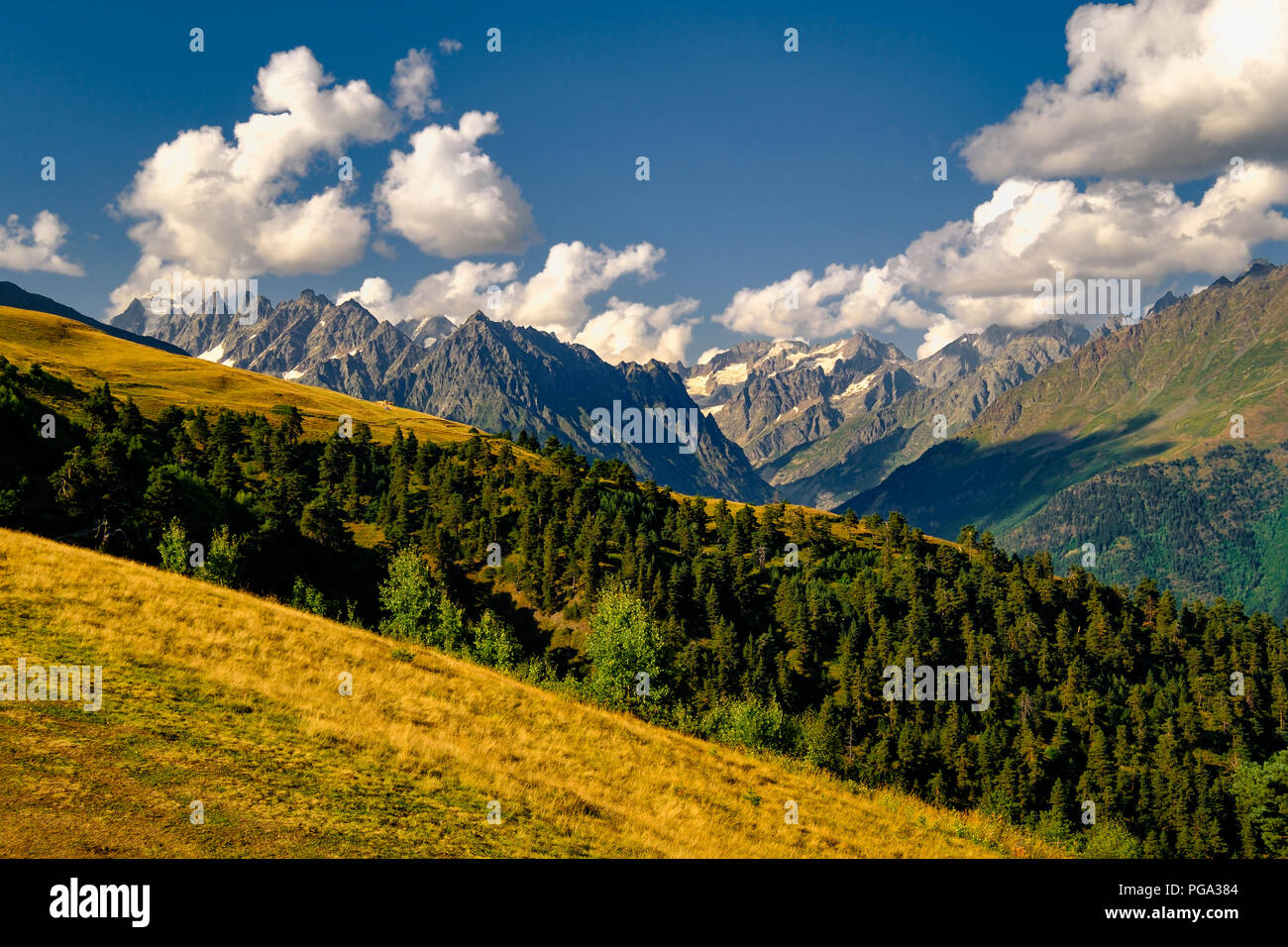 Magnifique paysage de montagne dans le parc national de Kazbegi, montagnes du Caucase, pays de la Géorgie Banque D'Images