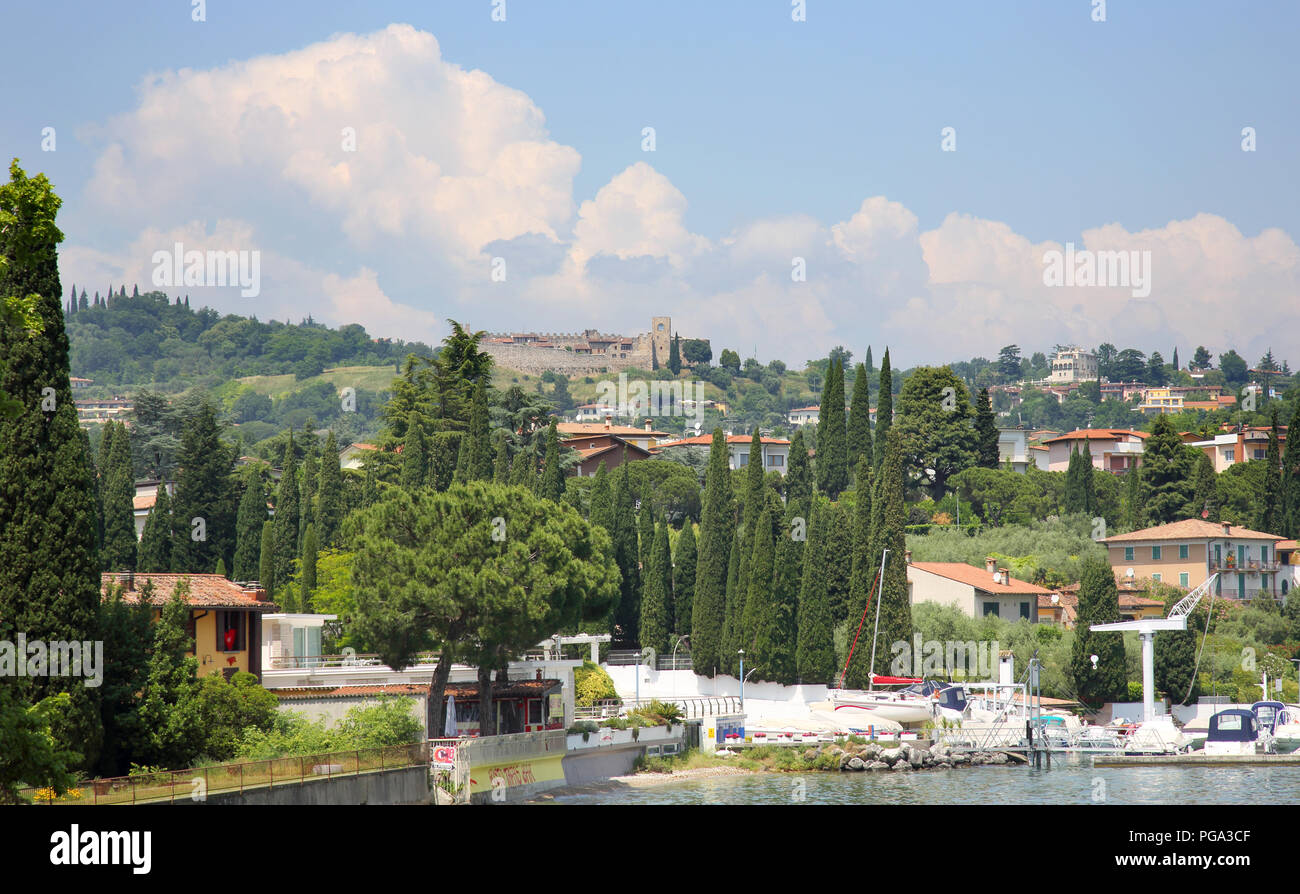 La petite ville de padenghe sur les rives du lac de garde italie Banque D'Images