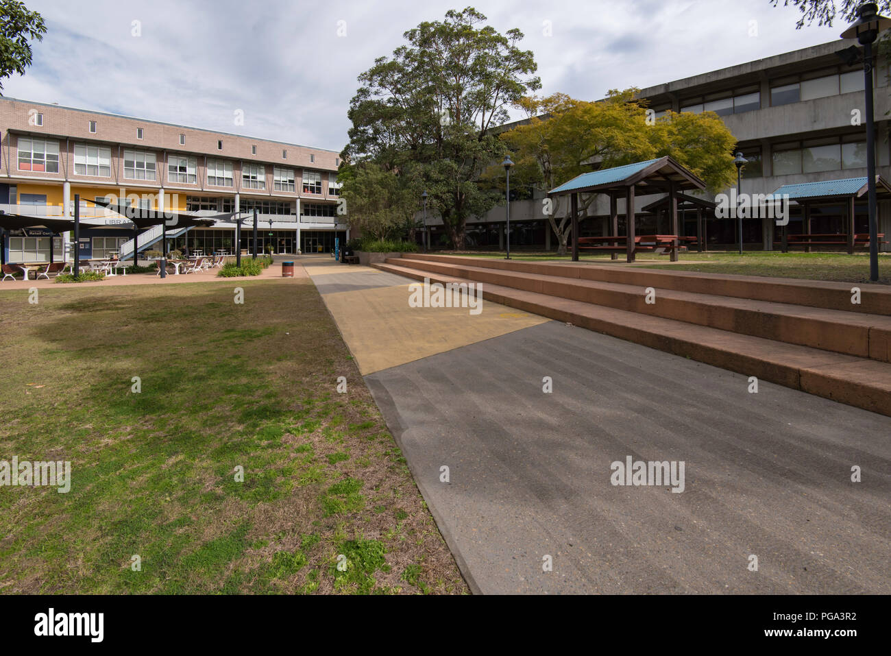 Un épaulement de l'herbe et cour devant des bâtiments A et C à l'Institut ou du nord de Sydney à Sydney TAFE Hornsby, New South Wales, Australie Banque D'Images