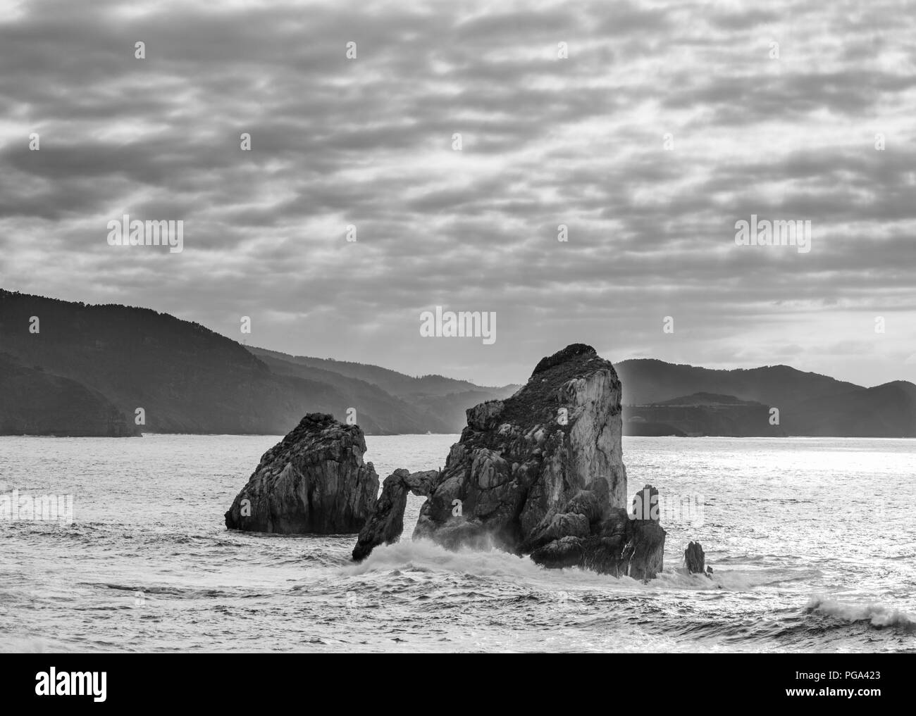 Beaux rochers dans la mer vue de Gaztelugatxe, Bilbao dans le Nord de l'Espagne Banque D'Images